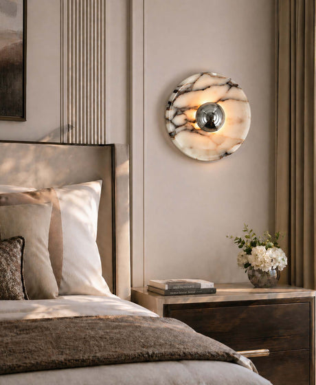 The black-and-white Calacatta marble has been skilfully incorporated into the bedroom wall lights; the natural stone patterns lend the space a sense of sophistication, whilst the soft lighting creates a warm, elegant and comfortable atmosphere in the bedroom.